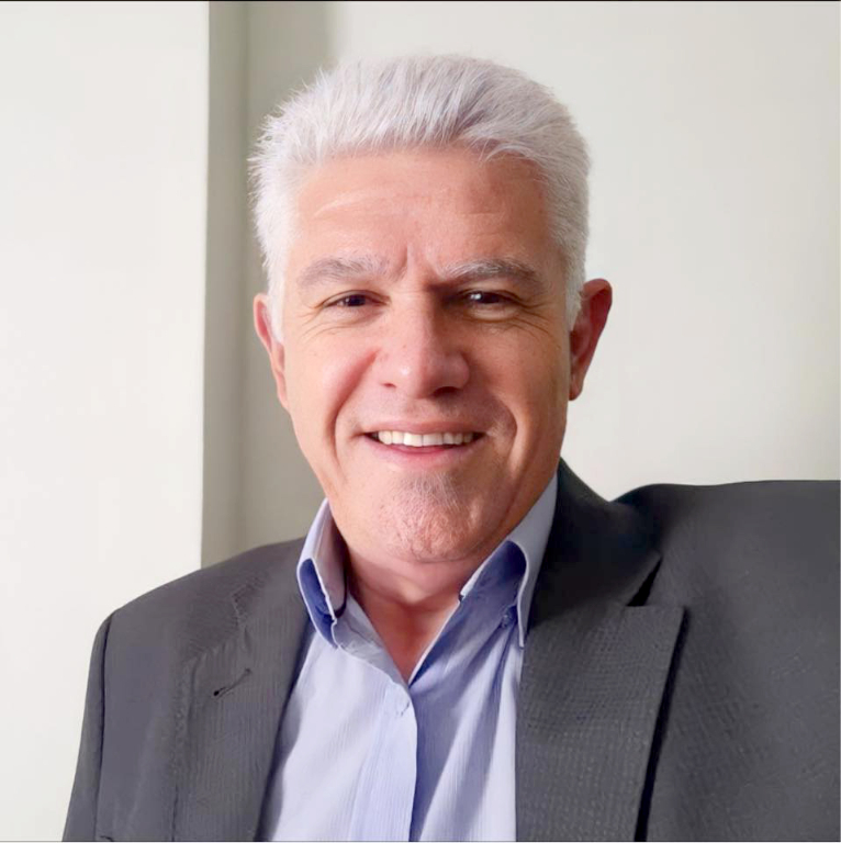 O ex vice-prefeito Cabo Valter, é o feliz aniversariante de amanhã, 05 de janeiro e recebe o carinho especial de sua esposa, Edite, filhos, noras e netos, além dos demais familiares e amigos, que o parabenizam pela data alegre e festiva. Felicidades ao aniversariante e que seu dia seja repleto de cumprimentos e abraços calorosos para brindar seu aniversário com muito amor e paz. 