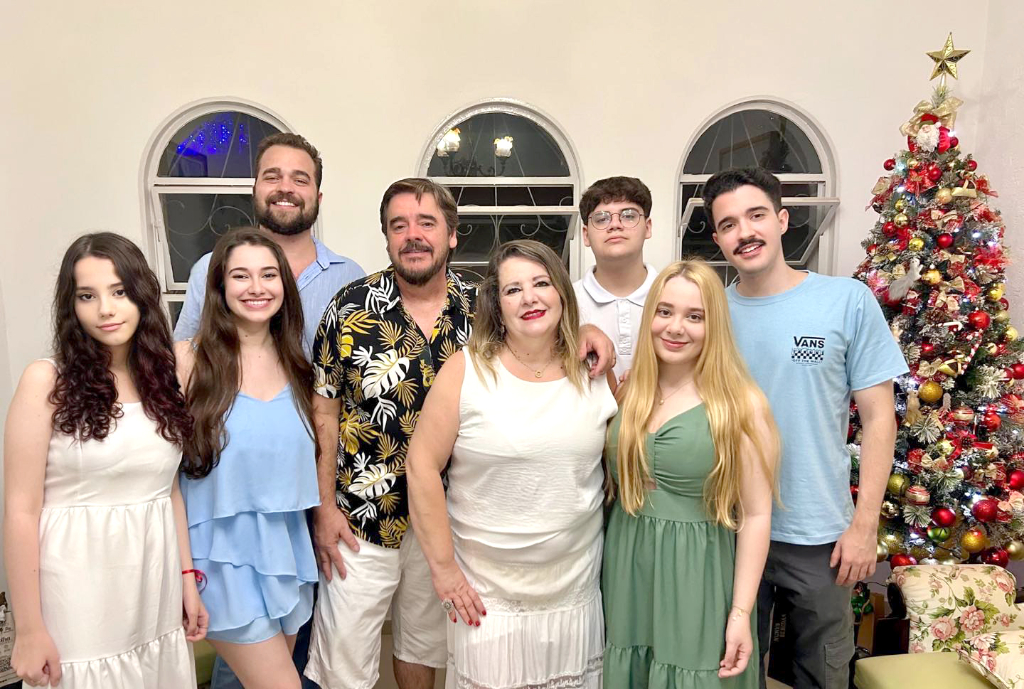 Em clima de Boas Festas, o casal Alessandra D’Avóglio e o médico Dr. Flávio Pastore, acompanhado por seus familiares, transbordando amor, união e alegria, como sempre. Cada momento junto, é um presente repleto de carinho e cumplicidade, criando memórias inesquecíveis que aquecem o coração. Que esta época festiva seja apenas mais uma celebração da força do vínculo familiar e da felicidade que compartilham. 