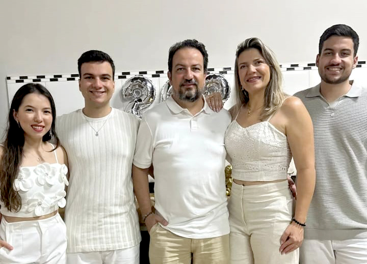 O empresário Carlos Antônio da Silva e sua esposa Kenya Figueira da Silva, acompanhados pelos filhos e nora, receberam o Ano Novo com corações cheios de gratidão pelas bênçãos vividas em 2024. Juntos, agradeceram a Deus por tudo o que compartilharam e pediram um 2025 repleto de amor, paz e prosperidade. Entre sorrisos e alegria, a família celebrou o verdadeiro espírito das festividades de fim de ano, renovando os laços de fé, amor e união que tornam cada momento ainda mais especial.