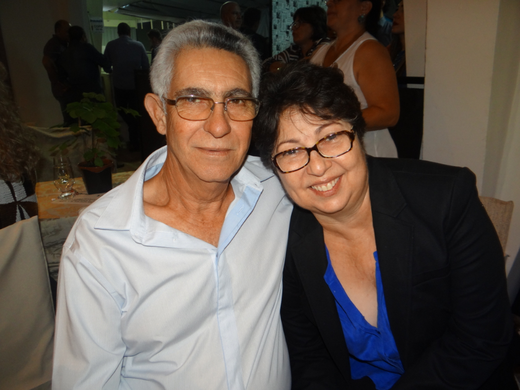 Comemoração especial hoje para Laudemir Martinez que celebra um ano mais de vida. A data será de muitos cumprimentos de amigos e familiares e em especial da esposa Eliana, com ele na foto. 
