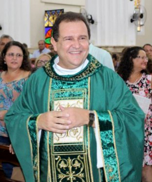 Hoje é um dia de renovação e gratidão para nosso querido e estimado Padre Gilmar Antônio Fernandes Margotto, pároco  da Catedral Nossa Senhora Aparecida. Em meio ao afeto caloroso dos votuporanguenses ele celebra seu aniversário com todo o amor e carinho que a comunidade católica lhe dedica. Parabéns Padre, que este dia seja repleto de muitos abraços, sorrisos e supresas boas e que seu novo ano de vida lhe traga muitas bênçãos e felicidades. Feliz dia e feliz idade nova!