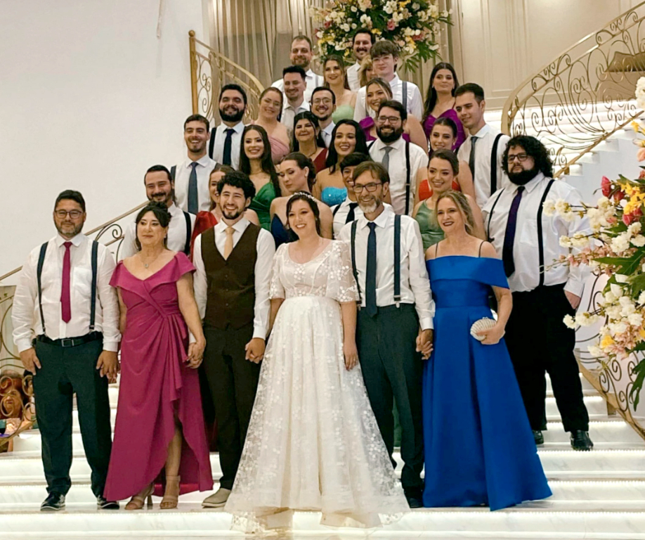 No dia 1º de fevereiro, o amor se fez presente de forma intensa e verdadeira, quando Stephano Sforza Silva e Manuela Madi selaram sua união de amor, em uma cerimônia emocionante, repleta de sentimentos e celebrações. Rodeados pelas bênçãos de suas famílias e amigos, os noivos, com os olhos brilhando de felicidade, disseram "sim" um ao outro, iniciando uma nova jornada de amor e vida a dois. Stephano, filho de Maria Lúcia Sforza Silva e Paulo César da Silva, e Manuela, filha de Guilherme Roberto Gestal Madi e Alessandra Pansani Castrequini Madi, formam um casal que exala cumplicidade e respeito. A cerimônia, realizada com grande emoção, foi marcada pela presença de familiares e amigos, que testemunharam entre sorrisos e lágrimas de alegria, não apenas o casamento, mas a união de duas famílias, agora entrelaçadas em uma linda história de amor.