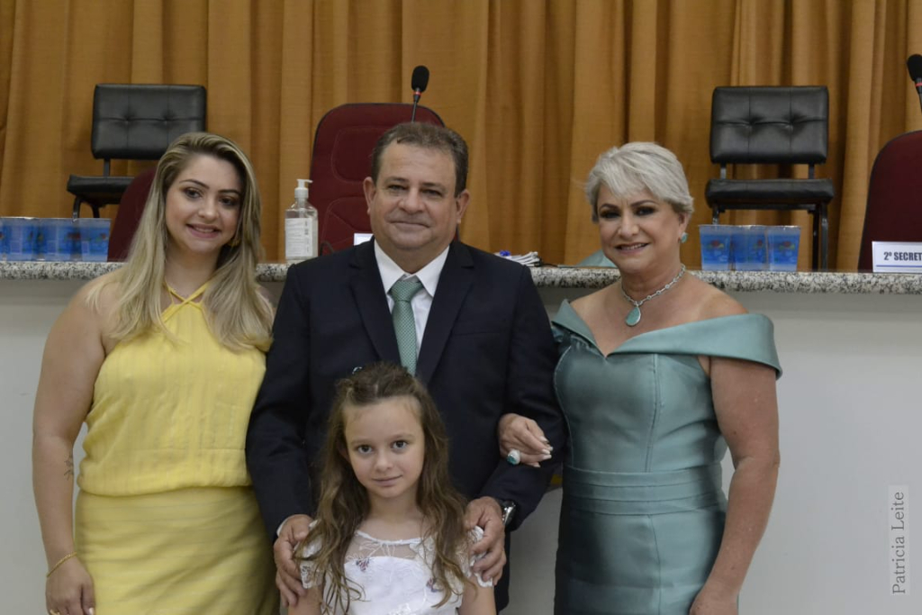 O novo prefeito de Álvares Florence, Adilson Leite, com sua esposa Neusa, a filha Bruna e netinha, no dia da posse de seu novo cargo.