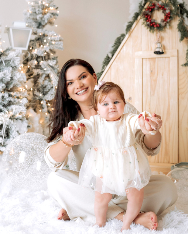 Quem comemorou a vida no último domingo, 11 de janeiro, foi Natália Barbino Oliveira, e claro, do jeitinho mais especial possível: grudadinha na sua princesinha Helena e ao lado de sua família amada. Parabéns Natália! Que nunca faltem amor, paz e felicidade na sua caminhada e que a alegria de ser mãe ilumine ainda mais seus dias! Que este novo ano venha recheado de saúde, sorrisos, conquistas e momentos inesquecíveis ao lado de quem faz seu coração transbordar amor.