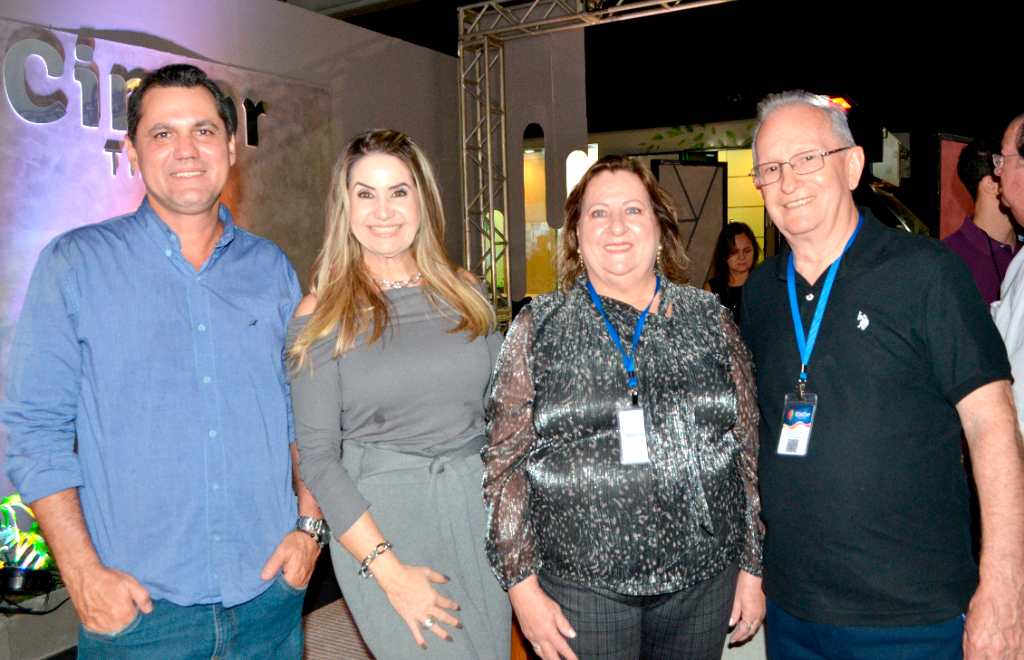 Um registro especial dos diretores da Cincor Tintas; Ronnie Molina, Chrys Bereta, Marlene Sorechio e Dagoberto Oliveira, que recepcionaram amigos, clientes, parceiros e fornecedores com um badaladíssimo coquetel que aconteceu no estande da Cincor Tintas  presentes na 1ª Edição da POLOINTER.
 A feira de negócios realizada na semana que passou no Centro de Eventos Elder Galera, reuniu grandes nomes de empresas de Votuporanga e região, expondo seus produtos e serviços. A CINCOR TINTAS fez toda a diferença com sua participação notável na 1ª Edição da feira de negócios. nota 10 de 10 para a CINCOR TINTAS e aos parceiros presentes no estande, a LA CASA E ELEVEX  que deram um brilho todo especial na
1ª POLOINTER 