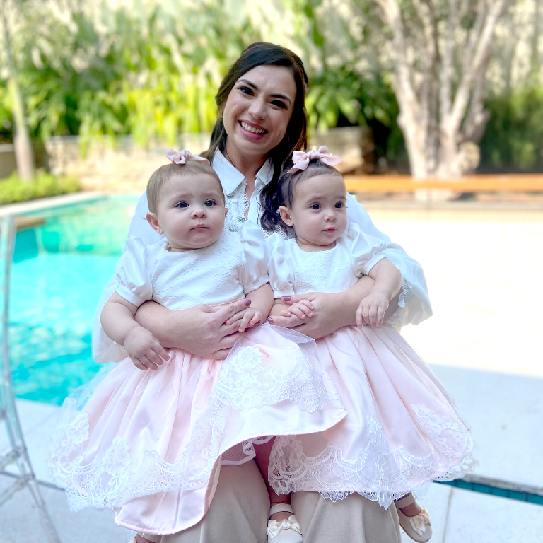 “Um colo e dois amores.” O último final de semana foi de muita alegria e emoção para a mamãe Luciana Liébana e seu marido Helton Borges que celebraram o 1º aninho de vida das gêmeas Alice e Elis. O clima da festa era de pura emoção e gratidão pelas bênçãos recebidas em dobro neste primeiro ano de vida de Alice e Elis. Parabéns a essas duas princesinhas, que DEUS lhes conceda uma infância feliz, protegia e abençoada! Na foto a mamãe Luciana com Elis e Alice irradiando vida e amor.