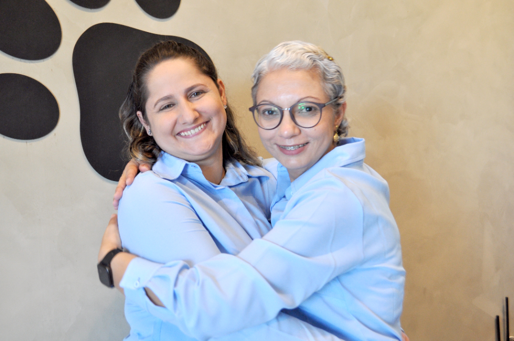 As amigas e companheiras de trabalho Eliana Aparecida da Silva e Letícia Rosa de Jesus felizes com a concretização de mais uma conquista do Grupo Rosa Mística: o Pet Home Crematório 
