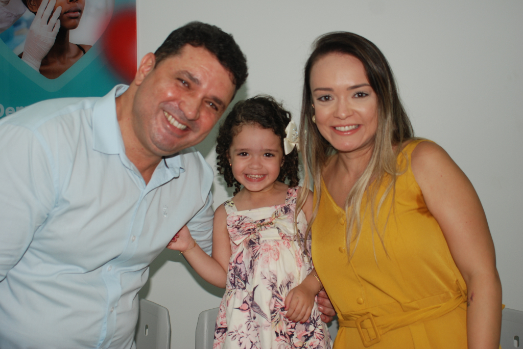 Cícero Wexler dos Anjos, com sua esposa Viviane e a linda Valentina, em manhã de inauguração da Clínica Amor Saúde.