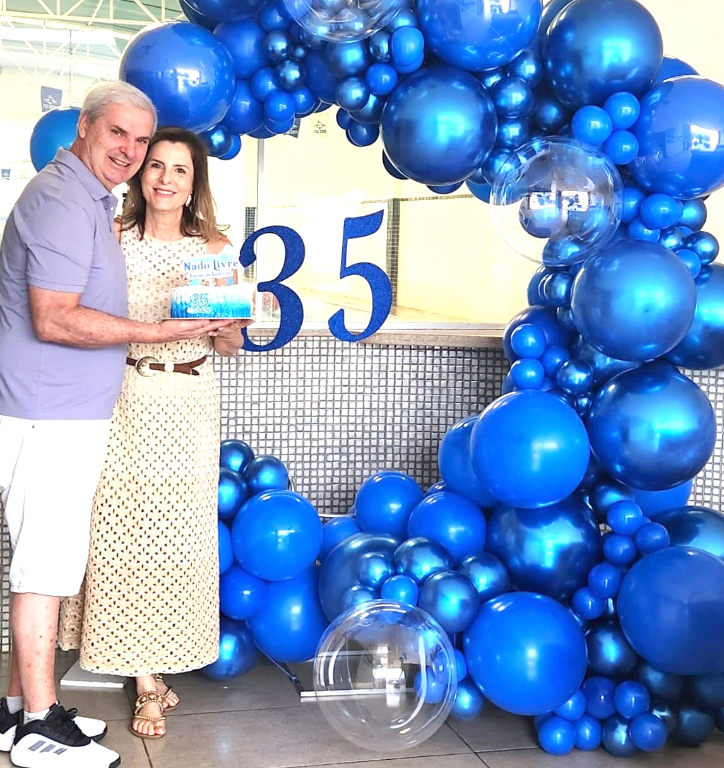 O último dia 02 de outubro foi de muito orgulho e emoção, para os diretores da Nado Livre, Luís Augusto da Silva Garcia e sua esposa Maria Estela, que celebraram os 35 anos de trajetória da escola, que nasceu de um sonho e se transformou em referência no ensino da natação e na formação esportiva. Ao longo de mais de três décadas, a Nado Livre construiu uma história marcada por dedicação, superação e compromisso com a excelência, inspirando gerações e promovendo qualidade de vida por meio do esporte. Que venham muitos outros anos de conquistas e mergulhos vitoriosos!