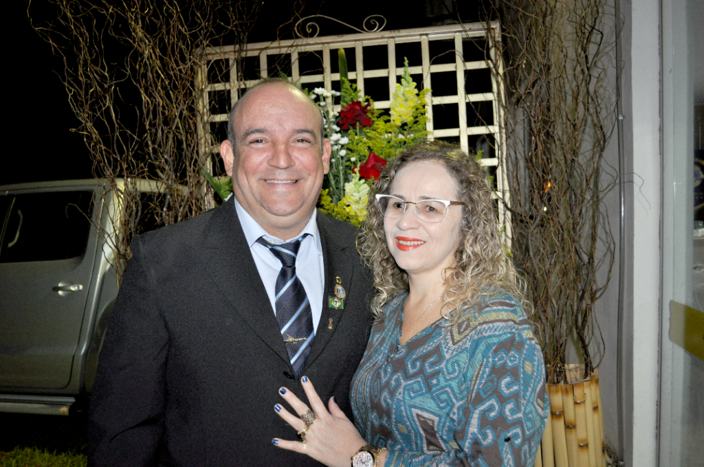 Meire de Lima Vicentini amanhece com o coração festivo e cheio de gratidão hoje, dia em que  comemora mais um ano de vida. Ela curte seu dia especial com muita alegria e recebe os cumprimentos especiais do marido Elcio (Vicefer), de seu filho Élcinho e sua norinha Amanda, bem como os calorosos abraços de todos seus amigos e familiares. Parabéns Meire, que este dia seja apenas o começo de mais um ano de felicidades e realizações.