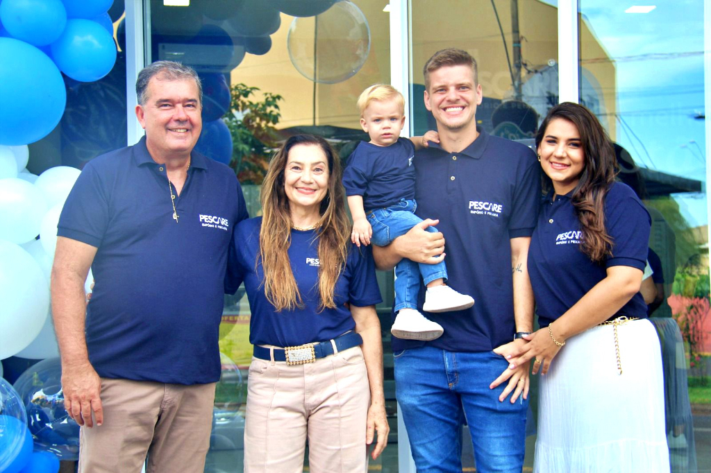 A Peixaria PESCARE abriu oficialmente suas portas na manhã do último sábado, 15 de fevereiro, com uma recepção calorosa para amigos, familiares e clientes. Os sócios-proprietários João Carrasco e sua esposa Cidinha Carrasco, juntamente com Matheus Carrasco, sua esposa Gabriela Carrasco e o pequeno Matheus, foram os anfitriões dessa manhã especial, marcando o início de um novo capítulo e realizando um sonho familiar. Com o apoio de todos, eles deram o primeiro passo rumo ao sucesso deste novo e promissor empreendimento em nossa cidade. Que seja apenas o começo de muitas conquistas!