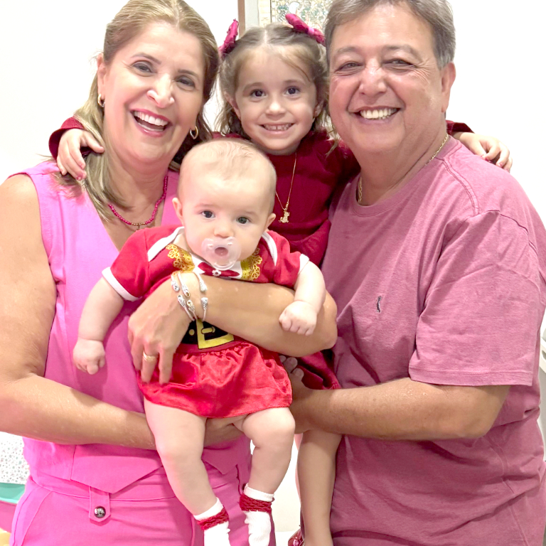 Neste domingo (07), a vida brinda mais um capítulo de conquistas e gratidão para o empresário Carlos Márcio Mota Anzai! Cercado pelo carinho de amigos e familiares, ele celebra não só mais um ano de vida, mas a trajetória de quem vive com propósito e coração cheio de fé. Ele recebe o caloroso “Parabéns pra você” e o abraço especial da esposa Cláudia Anzai e de toda a família, que vibram por suas vitórias. Feliz aniversário, Carlos! Que sua jornada continue iluminada por conquistas e grandes sonhos realizados