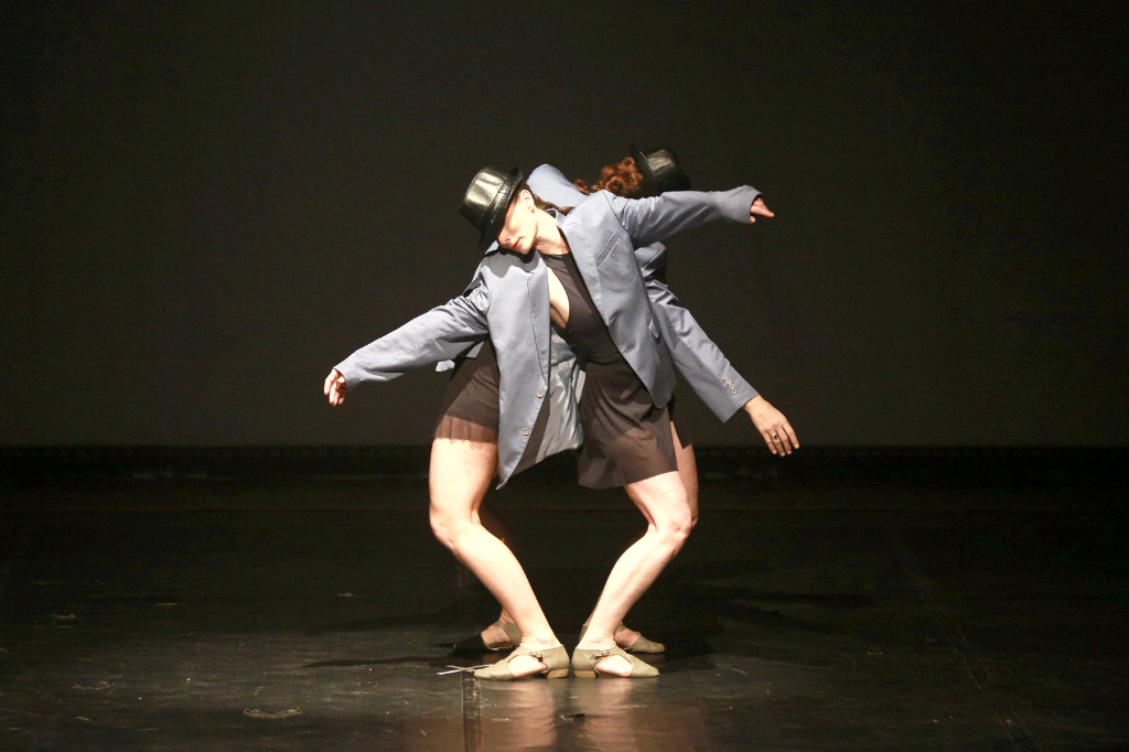As primeiras apresentações do 28º espetáculo da Almagêmea Escola e Boutique de Dança, “Eternamente Reis”, foram um verdadeiro sucesso e encantaram o público presente com coreografias vibrantes que homenageiam dois ícones da música: Michael Jackson e Roberto Carlos. A emoção tomou conta do Centro de Convenções, onde ritmos inesquecíveis ganharam vida em performances cheias de talento e sensibilidade. Para quem ainda não teve a oportunidade de ver, o espetáculo retorna neste final de semana, nos dias 6 e 7 de setembro, com sessões às 18h07 e 20h27. Não perca a chance de prestigiar essa celebração da arte em movimento.