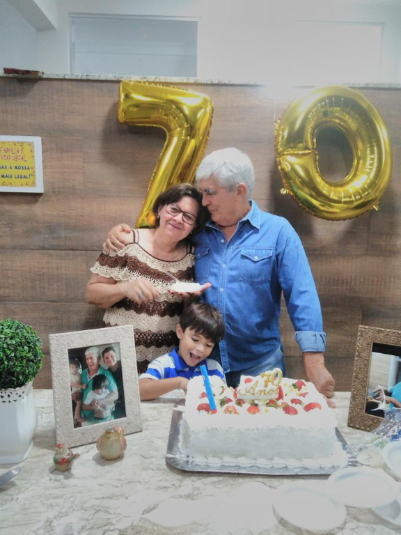 E ontem o dia foi de festa para Maria Teresinha, que completou idade nova ao lado de seu esposo Marinho. O dia foi de cumprimentos e felicitações pela passagem de seu aniversário. Parabéns à feliz aniversariante e feliz vida. 