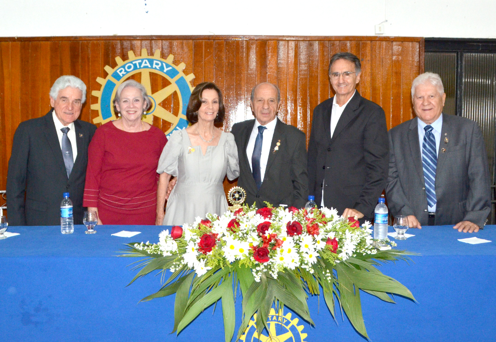 Antônio Milton de Oliveira Guena, tomou posse na noite do último sábado, 06 de julho, como presidente do Rotary Club Votuporanga, ao lado de sua esposa, Nelva Marson de Oliveira Guena, que assumiu a presidência da Casa da Amizade. Na presença dos associados do clube de serviço, dos amigos e familiares, Milton Guena, deu posse a nova diretoria em cerimônia oficial na sede da instituição e ressaltou em seu discurso de posse que um de seus objetivos é fazer com que o clube de serviço volte a ser protagonista no município. Logo após o cerimonial de posse, houve um jantar festivo em que os rotarianos presentes se confraternizaram entre si.