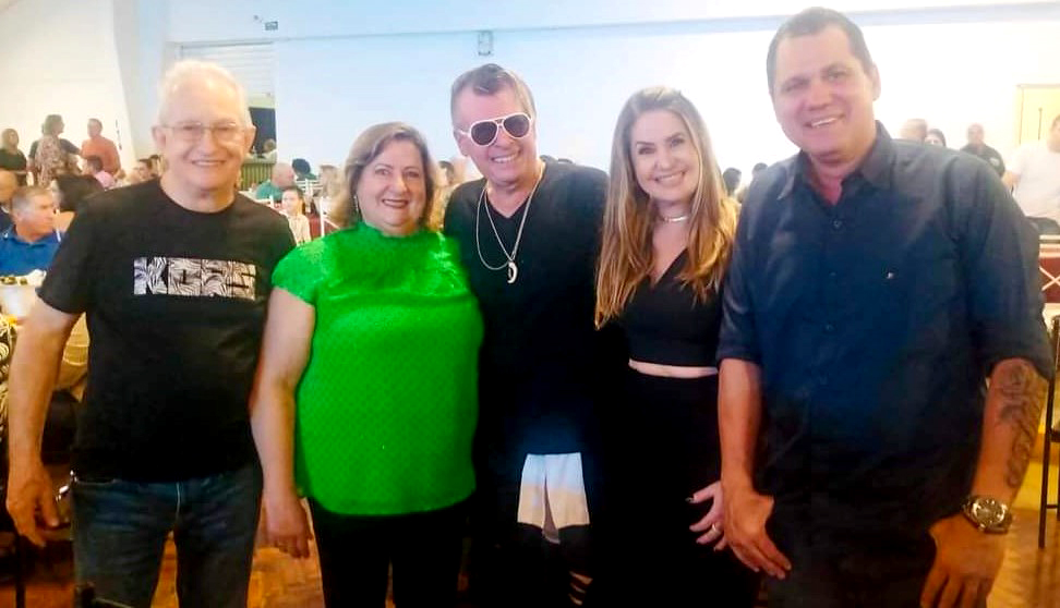 Dagoberto Oliveira, Marlene Sorechi, Dil Grande, Chrys Bereta e Ronnie Molina prestigiando a Feijuca da Vovó, um grande evento beneficente, em prol ao Lar Viver Bem que aconteceu na tardezinha do último sábado (06) e reuniu grande parte das famílias votuporanguenses nesse evento solidário que já se consolidou e integra o calendário oficial de festas da cidade