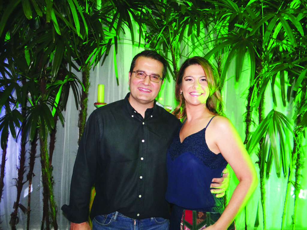 O empresário Carlos Humberto Tonani Marão, da empresa
Marão Seguros, recebe abraços nesta sexta-feira pela
passagem do seu natalício. A sua esposa Tete Jabur abre
risos para comemorar esta data especial
