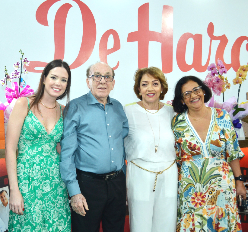 Natália De Haro, seu pai Sebastião De Haro e sua mãe Vera juntos a Lia Marques, presidente do Sincomerciários, presente no aniversário de 75 anos da Loja De Haro, que foi comemorado na manhã do último sábado (5)