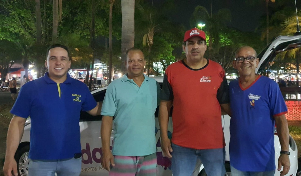 Os feirantes da Praça São Bento, que enchem nossas quintas-feiras de sabor: Matheus da pamonha e suas deliciosas variações feitas com milho, Ricardo, da barra do Japinha, Elói da Elói Sucos e seus diversos sabores de sucos e querido amigo, Chumbinho, da tradicional e deliciosa barra do “Chumbinho Pastéis”.