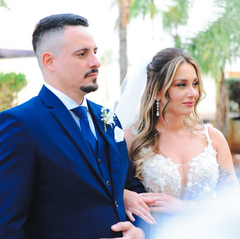 Julia Bifaroni Sant Anna e Edgar Comar celebraram seu amor em um dia repleto de magia e alegria, em uma cerimônia encantadora e linda, realizada no finalzinho de tarde, ao pôr do sol, em um cenário digno de um conto de fadas! Parabéns ao casal e que cada instante desse enlace se transforme em memórias eternas!