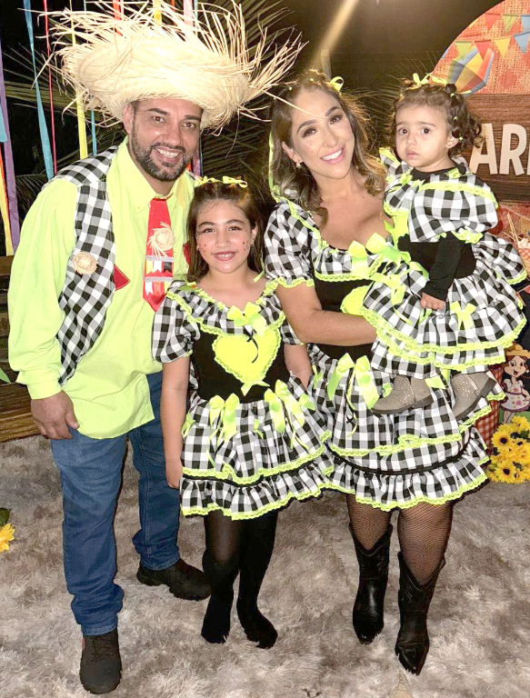 As “Festas Julinas” seguem a todo vapor e este final de semana a festança foi lá para os lados da chácara da família de Claudio Perali e Dani Costa, que capricharam no look combinado com as princesas Louise e Elis para dançar a quadrilha e pular a fogueira. O “arraiá” foi animado demais, sô, teve até premiação para o cabra macho que subisse no pau de sebo, e não é que teve um que conseguiu!!!Levou o prêmio em dinheiro para casa.  