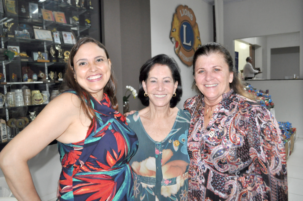 Lara Dalto de Souza, Irene Maria de Oliveira Rocha e Denise Borges, desfrutando de uma noite agradável lá pelos lados do Lions Clube de Votuporanga em sua noite festiva de posse de novos sócios