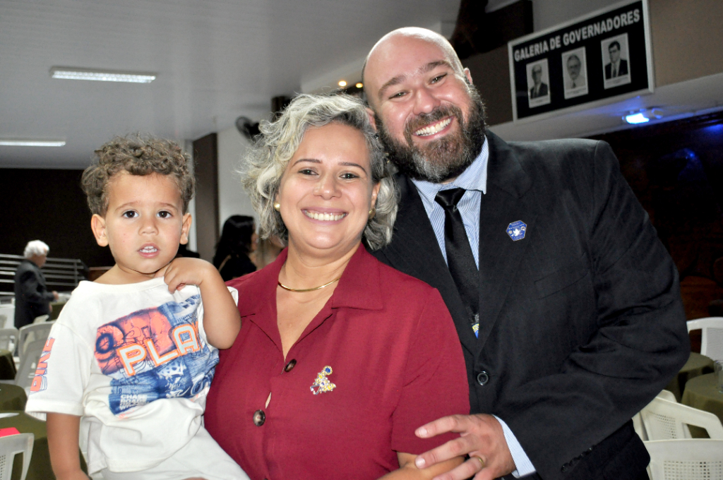 Anderson Tadeu, sua esposa Chris e o filhinho Gabriel prestigiando jantar festivo realizado no Lions Clube Votuporanga na noite de anteontem 