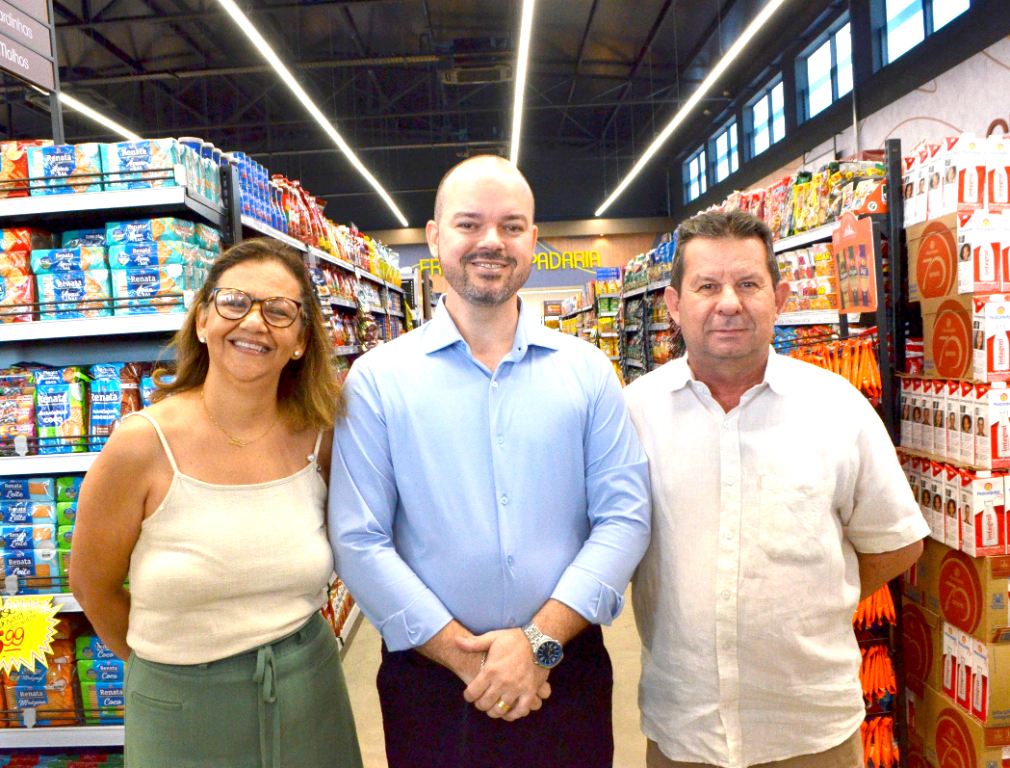A presidente do Sincomerciários, Lia Marques, e o secretário municipal de Desenvolvimento Econômico de Votuporanga, Chino Bolotário, dando as boas-vindas e desejando muito sucesso a Henrique Pamplona, sócio-diretor dos Supermercados Pamplona, recém-inaugurado em nossa cidade. O novo empreendimento representa mais uma conquista para o comércio local, gerando oportunidades e fortalecendo a economia de Votuporanga.