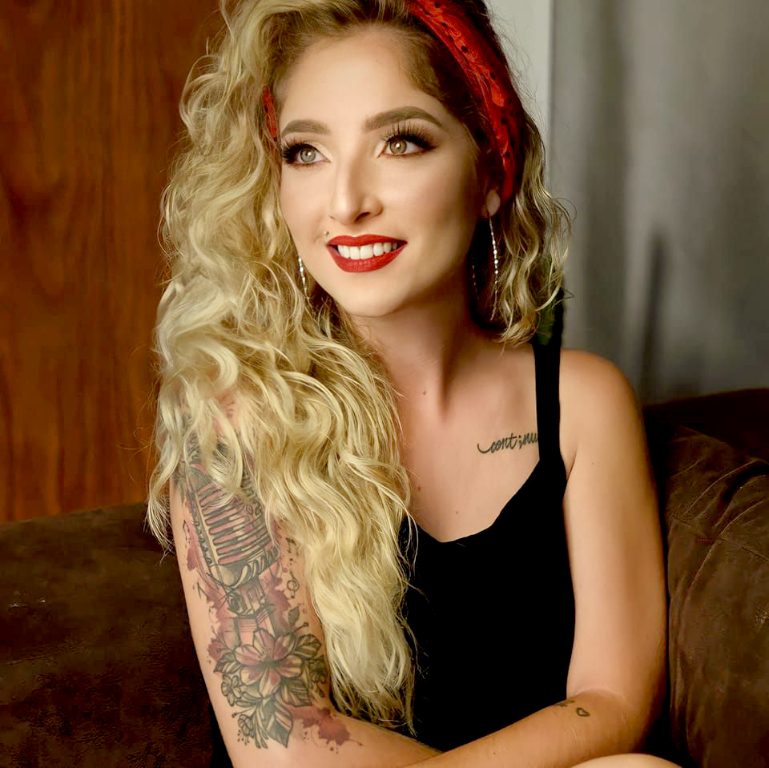 Amanhã, 28 de maio, é dia de festejar e celebrar a vida da cantora Sarah Celi que comemora seu aniversário e recebe o carinho de toda a família e amigos e em especial de todos os seus fãs, que seguem a cantora em suas redes sociais e curte suas canções.
Parabéns, Sarah Celi! Que este dia especial marque o início de um novo ciclo repleto de paz, amor e alegrias. Feliz aniversário e feliz vida nova!
