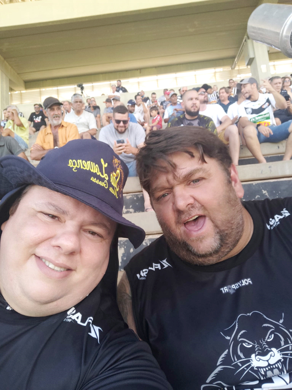 O último domingo foi especial para Rodrigo Ortiz, presidente da TOV – Torcida Organizada Votuporanguense, que celebrou mais um ano de vida ao lado de amigos, familiares e torcedores apaixonados pelo nosso querido CAV. Na foto, ele aparece com o grande amigo, o vereador Marcão Bráz, que fez questão de puxar a fila dos abraços e homenagens. Parabéns, Ortiz! Que esse novo ciclo venha repleto de alegrias, conquistas e vitórias!