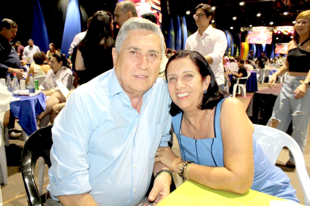 O casal Toninho Figueiredo e Maria Cantoia está sempre juntos e alinhados quando o assunto é solidariedade. Não poderia ser diferente na Noite Premiada da Santa Casa, onde eles participaram juntinhos dessa noite incrível, promovida pela nossa querida e amada instituição. Solidariedade que inspira e transforma! 