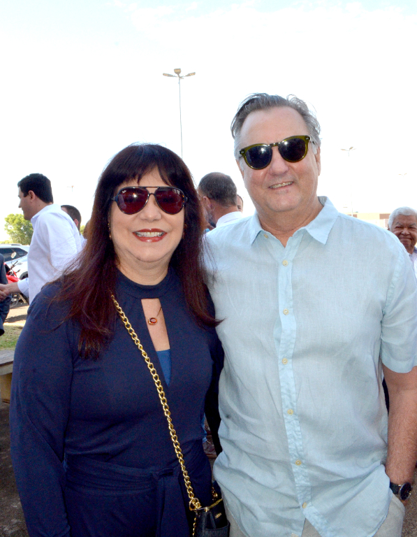 A diretora do Senac Votuporanga, Eliane Baltazar Godoy, ao lado de seu marido Flávio Liévana, marcou presença na concorridíssima cerimônia de retomada das obras do tão aguardado Shopping Center Votuporanga. Presenças ilustres em um momento histórico para a cidade!