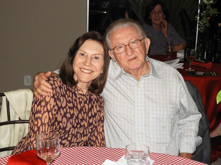 Paula Vasques que na foto aparece ao lado do marido Arcídio Santana completa mais um ano bem vivido neste domingo. Felicidades!