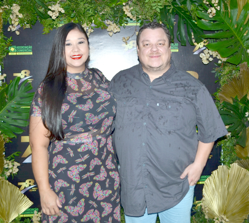 A semana começa festiva e alegre para Renato Batista Leite, que comemora mais uma volta em torno do sol! Ele recebe o carinho especial da esposa Jacqueline Yamagute Leite, dos pais Eduardo e Isabel, além dos abraços sinceros de toda a família e amigos. Feliz aniversário, Renato! Que esta nova etapa venha cheia de saúde, alegrias, coragem e aquele bom humor que é sua marca registrada. 