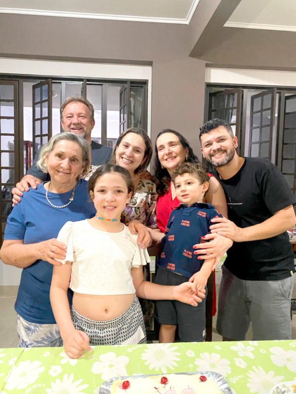 Regina Helena Violi Miotto brinda a vida na próxima segunda-feira (22), cercada pelo amor da família. Ao lado do esposo Valdir, das filhas, netas e genro, ela comemora mais um ciclo com muito amor e gratidão no coração. Que seu novo ano seja iluminado e cheio de alegrias! Feliz aniversário Regina! Na foto a aniversariante envolvida no amor de sua família!