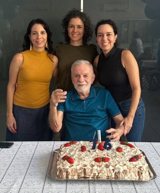 Paulo Afonso Souza Pinto celebrou seu aniversário pelo amor e carinho de suas filhas Manuela, Laura e Marina e dos cuidados da equipe multidisciplinar do Residencial Senior Amor à Vida. O dia foi de muita alegria e festa para Paulo Afonso, que comemorou seu mais um ano de vida juntinho do amor e carinho de pessoas queridas. Parabéns ao aniversariante, que este aniversário seja especial e dê início a um ano de vida maravilhoso, repleto de saúde e bênçãos de DEUS.