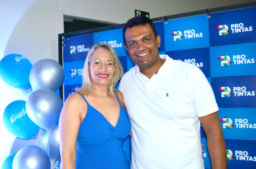 Evandro Rodrigues e sua esposa Angela têm o prazer de anunciar a reinauguração da novíssima PRO TINTAS, agora em um novo endereço! Com amplas e modernas instalações, a loja de tintas está localizada na charmosa esquina da Rua Minas Gerais com a Rua Rio de Janeiro, oferecendo comodidade e fácil acesso a todos os clientes e amigos. Faça uma visita e descubra a nova PRO TINTAS! Anote ai, inauguração hoje a partir das 9h, na  Rua Minas Gerais, 3991 – esquina com a Rua Rio de Janeiro.