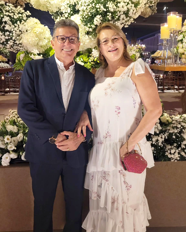 A simpática e sorridente Nelma, esposa de Dimas Geraldo, diretor administrativo do Grupo Converd, está na lista dos aniversariantes de hoje, (18) e celebra a data cercada pelo carinho de seu esposo, seus filhos e também pelo grande círculo de amizade que ela tem. Afinal, pessoas queridas assim como Nelma sempre colhem uma grande safra de amigos. Parabéns, muita saúde, alegria e sucesso em sua caminhada!