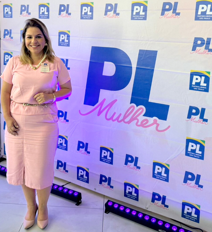 O Encontro de Mulheres Eleitas do Estado de São Paulo, foi um evento importante, no qual Nayara participou representando o PL Mulher de Votuporanga e o deputado Motta. Embora tenha sido sua primeira vez nas urnas, nas últimas eleições municipais, Nayara obteve uma boa quantidade de votos, ficando como suplente pelo PL. Vale destacar que, apesar de estreante nas eleições, Nayara está inserida no contexto político há mais de doze anos e atuando desde 2017 como assessora parlamentar do Deputado Federal Luiz Carlos Motta. Sua experiência política de bastidores e seu engajamento a colocaram em uma posição de destaque, refletindo sua dedicação e potencial na política local.