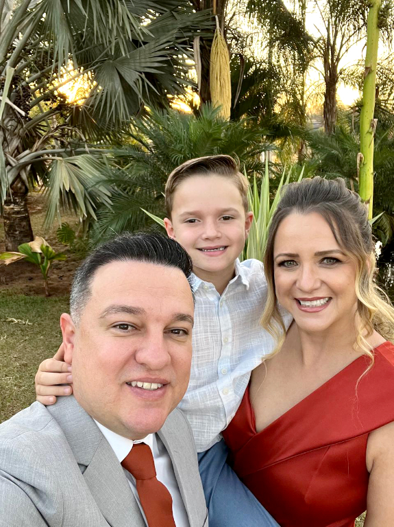 Thiago Balasteguin, ao lado de sua esposa, Priscila e seu filho, Luiz Antônio Balasteguin, formam uma família radiante, cheia de elegância e beleza. Juntos, estão aproveitando um dia especial de celebração e alegria, cercados de momentos inesquecíveis.