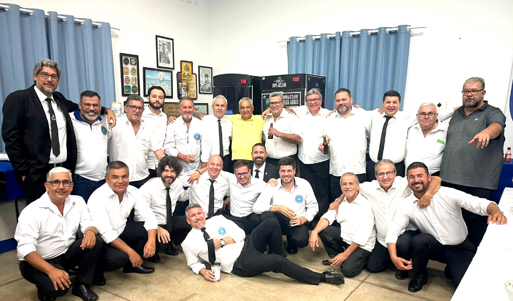 Um registro especial da confraternização de final de ano da Loja Maçônica Oito de Agosto. Um momento de união, fraternidade e celebração, reunindo irmãos para brindar as conquistas do ano, fortalecer os laços de amizade e renovar os propósitos que norteiam a Ordem. Que o próximo ano seja marcado por harmonia, trabalho e grandes realizações.