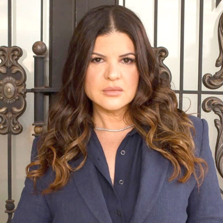 A talentosa dentista Elza Marta Veiga Nucci foi alvo de abraços e cumprimentos no dia de ontem (27), data em que celebrou seu aniversário. Ela comemorou esta data festiva cercada pelo carinho de sua família e de seus amigos e recebeu todos os mimos e paparicos de seu marido Nelson Nucci Neto, que puxou a fila dos cumprimentos. Parabéns Elza Marta, que seu novo ciclo de vida seja repleto de saúde, sucesso e muitos sonhos realizados.
