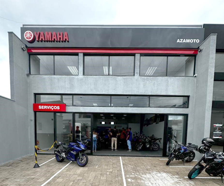 No dia 21 de dezembro, foi inaugurada em Votuporanga uma nova unidade da concessionária Yamaha, oferecendo instalações amplas, modernas e perfeitamente adequadas para atender ao público local. A Imobiliária Bem Viver foi a responsável por viabilizar a chegada da renomada marca à cidade, marcando mais um importante empreendimento locatício da empresa. Na foto, vemos os diretores da Imobiliária Bem Viver, Zilah, Mário Santos e seu filho Marcos, ao lado dos diretores da revenda de motos Yamaha, celebrando essa conquista.
