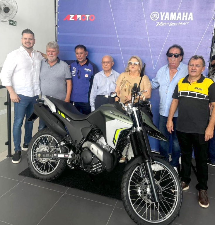 No dia 21 de dezembro, foi inaugurada em Votuporanga uma nova unidade da concessionária Yamaha, oferecendo instalações amplas, modernas e perfeitamente adequadas para atender ao público local. A Imobiliária Bem Viver foi a responsável por viabilizar a chegada da renomada marca à cidade, marcando mais um importante empreendimento locatício da empresa. Na foto, vemos os diretores da Imobiliária Bem Viver, Zilah, Mário Santos e seu filho Marcos, ao lado dos diretores da revenda de motos Yamaha, celebrando essa conquista.