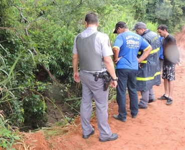 Galeria de fotos: Automóvel despenca de ponte em estrada rural (imagens do acidente)