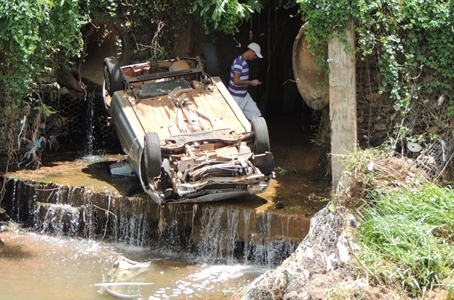 Veja as fotos do automóvel lançado em córrego após roubo