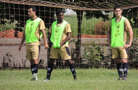 Alvinegra faz treino físico-tático no CT do Clube dos 40 (fotos)