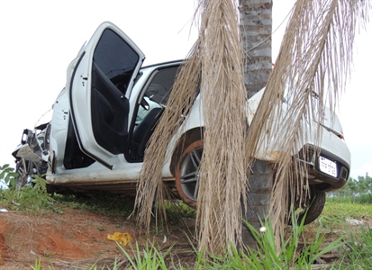 Carro sai da pista, bate contra árvores e fere quatro pessoas na Estrada do 27 