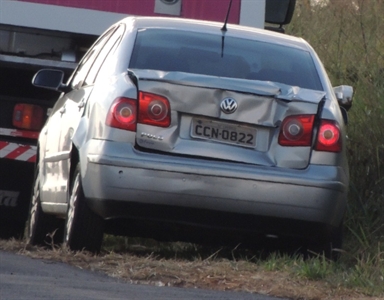 Caminhão bate na traseira de carro e tomba na rodovia SP-320