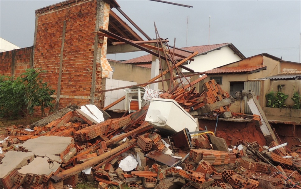 Temporal deixa rastro de destruição pela cidade Jornal A Cidade de